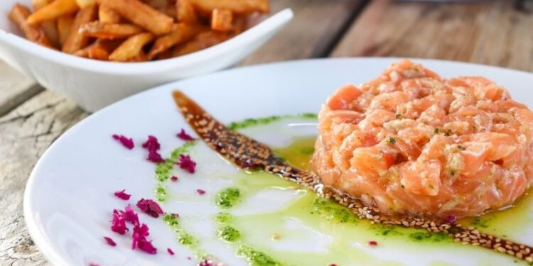 Páscoa: Nutricionista ensina passo a passo de Tartar de Salmão