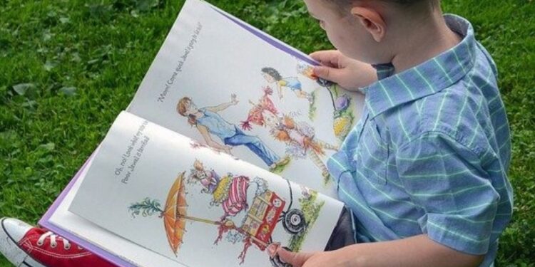 Dia Nacional do Livro: Ação no metrô de São Paulo incentiva a leitura dos passageiros