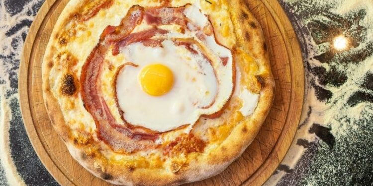 Chef Gino Contin ensina a preparar Pizza Carbonara com gema mole