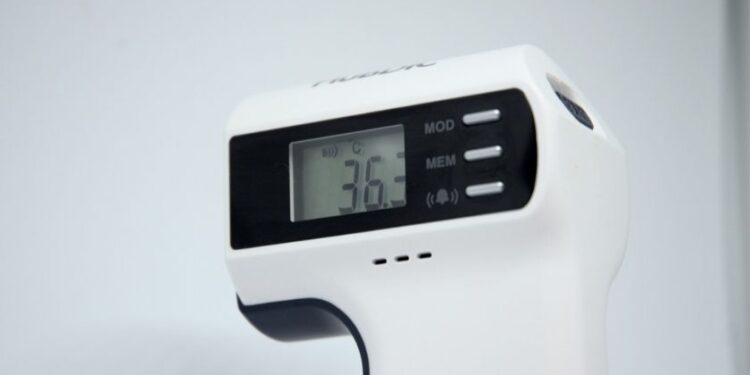 Especialista fala sobre o uso do termômetro no punho