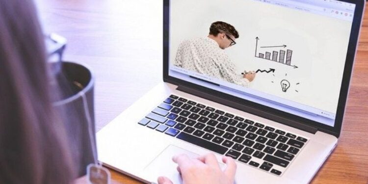 Universidade virtual oferece curso de Enfermagem à distância